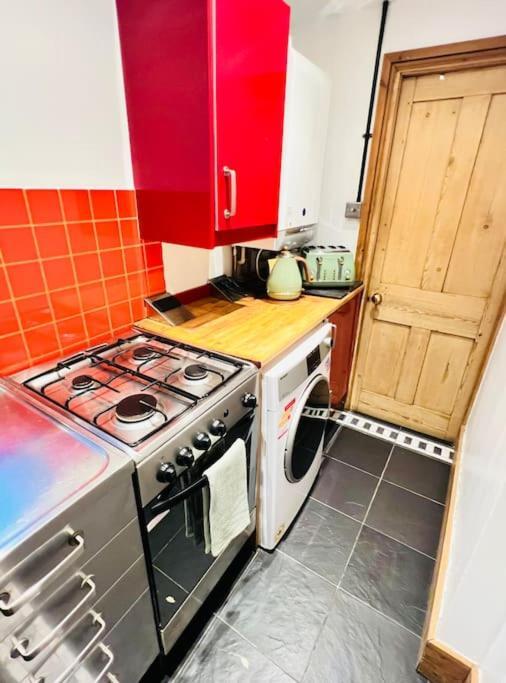 Cosy In Free Parking & Fast Wifi Holiday home